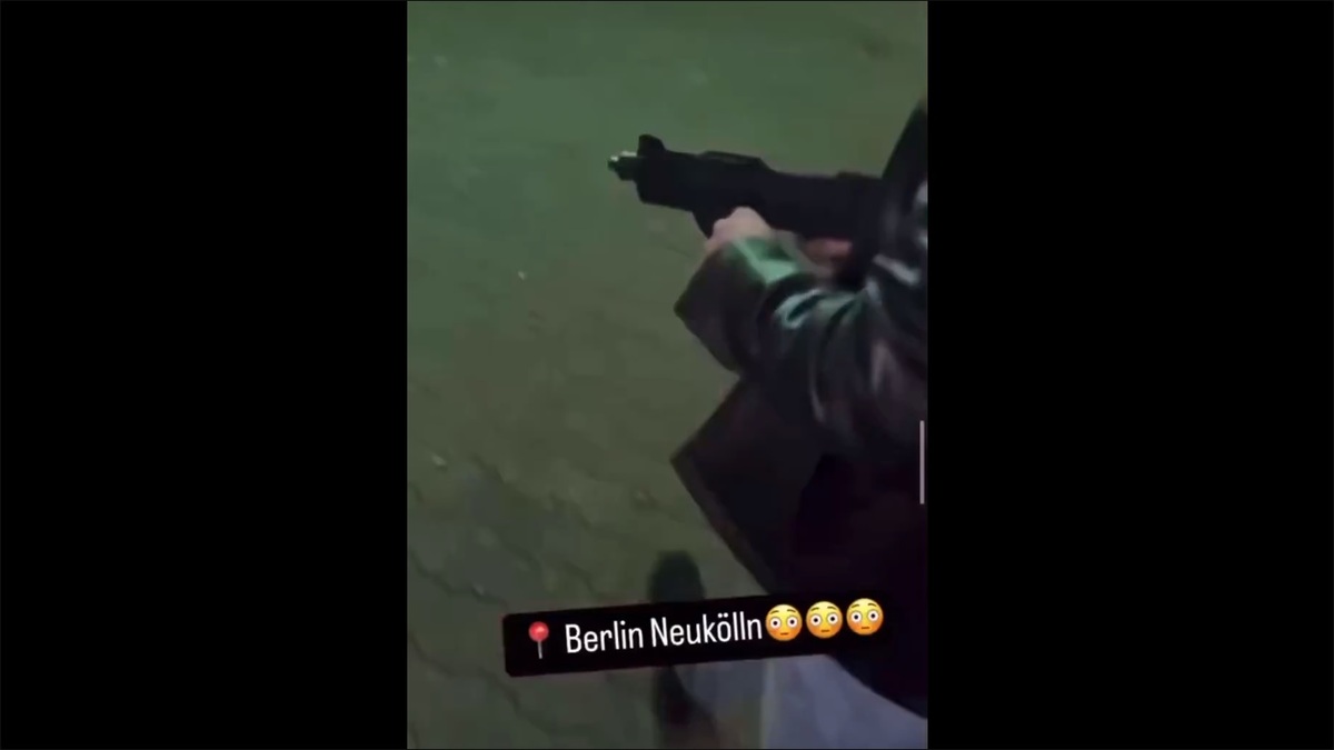 有非法移民將自己手持槍械走上柏林街頭的影片上傳到網路上，引發德國民眾恐慌。 圖：擷取自 @LUOXIANGZY X 分享影片