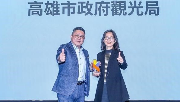 高餐大教授劉喜臨(左)頒授「全球新興旅遊目的地」獎予劉秀英(右)。 圖：高雄市觀光局提供
