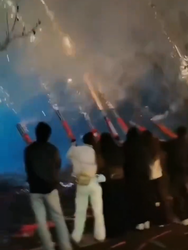 湖南人在湘鄂情大橋放煙火。 圖：翻攝自德潤傳媒 X 帳號