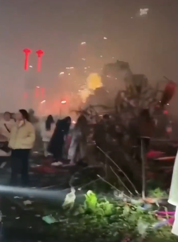 湖南人在湘鄂情大橋放煙火。 圖：翻攝自德潤傳媒 X 帳號