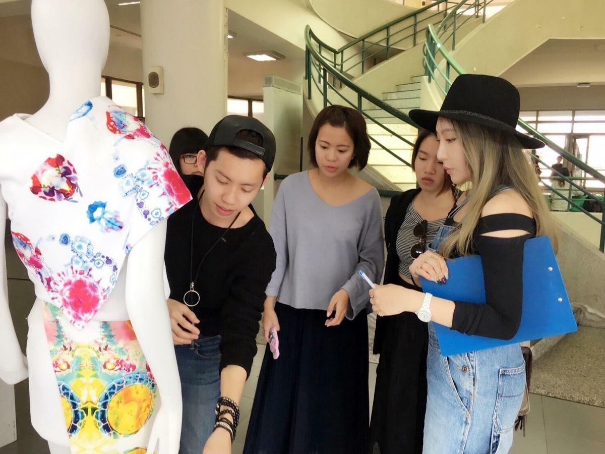 設計師ERIKACHUNG鍾佩吟(右一)擁有卓越的設計與創業經歷。 圖：ERIKACHUNG提供