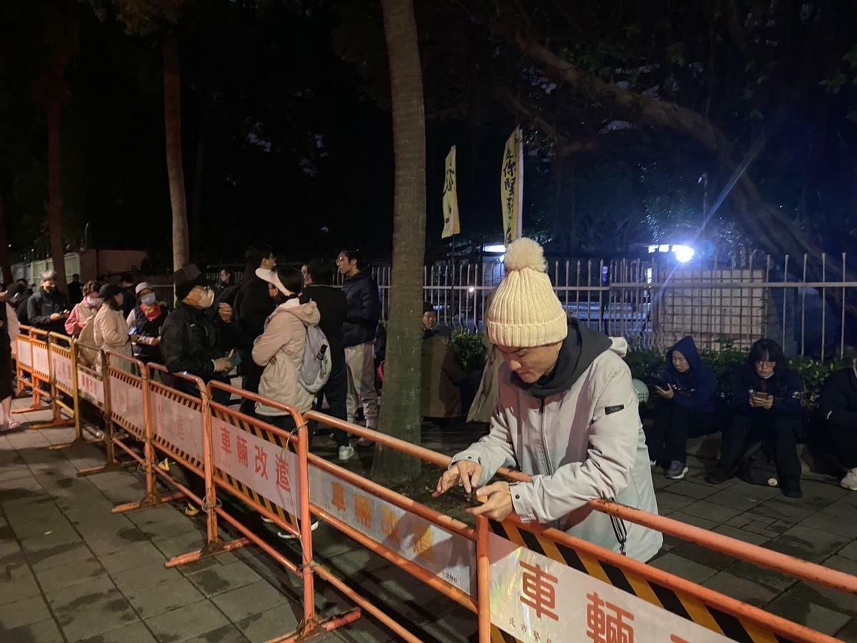 逾百名被稱為「小草」的民眾黨支持者聽到柯文哲被裁定羈押禁見時，都紛紛難過落淚。 圖：周煊惠 / 攝