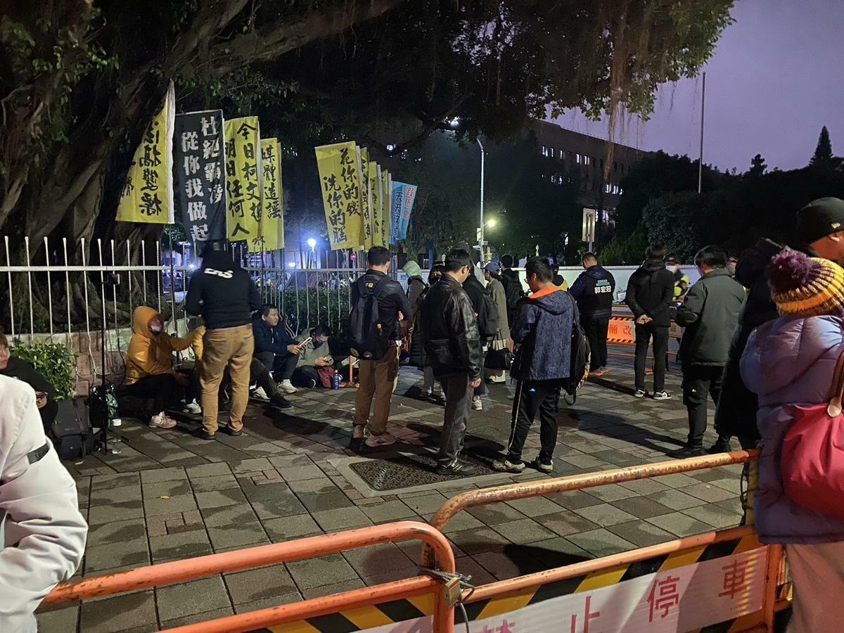 逾百名被稱為「小草」的民眾黨支持者聽到柯文哲被裁定羈押禁見時，都紛紛難過落淚。 圖：周煊惠 / 攝