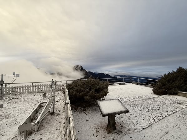 東北季風影響下，玉山1月2日晚間迎首場降雪。 圖：翻攝自氣象署「報天氣」粉絲專頁