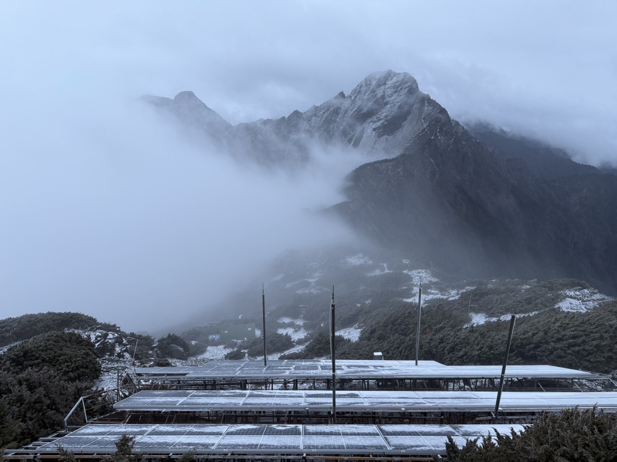 東北季風影響下，玉山1月2日晚間迎首場降雪。 圖：翻攝自氣象署「報天氣」粉絲專頁