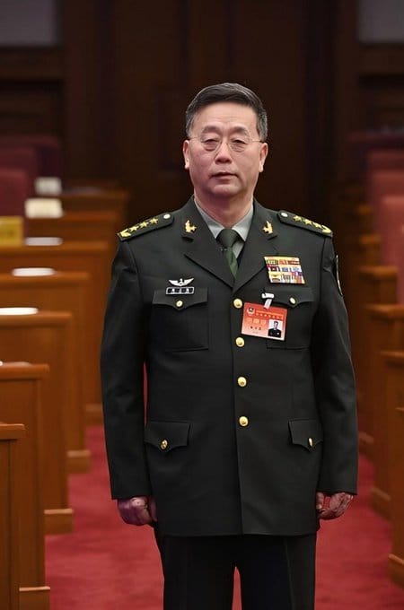 前解放軍陸軍司令韓衛國疑似在結束全國政協季會後，在眾目睽睽之下遭到逮捕。 圖：翻攝自 @FlannLiu49138 X 帳號