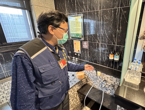 環保局人員稽查旅宿業者限制提供一次性備品。 圖：新北市環保局/提供