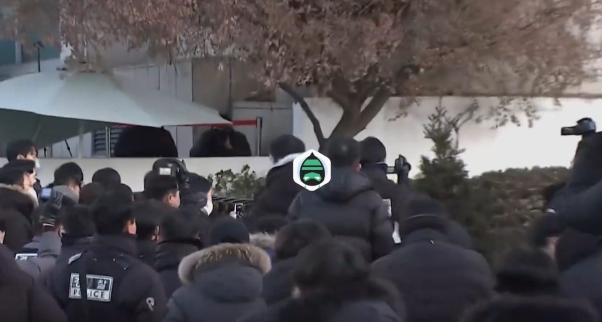 南韓高級公職人員犯罪調查處搜查官與警方企圖逮捕南韓總統尹錫悅的現場。 圖：翻攝自青蜂俠