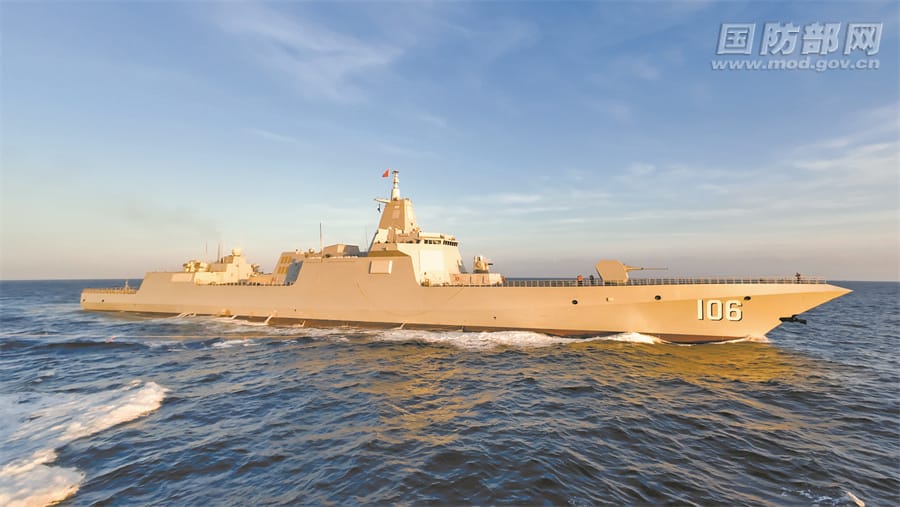 解放軍南部戰區宣布將在南海進行連續多天的實戰化訓練，由055型飛彈驅逐艦「延安號(舷號106)」領軍。 圖：翻攝中國國防部網(資料照片)
