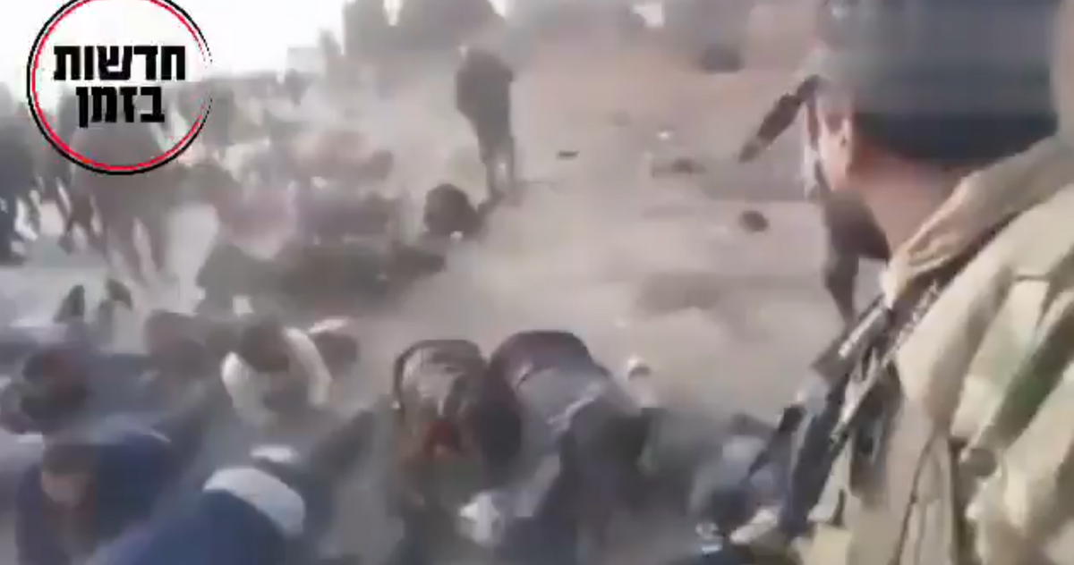 沙姆解放組織強迫阿拉維派民眾邊在地上爬邊罵阿薩德。 圖：翻攝自 OFFICIAL NEWS X 帳號