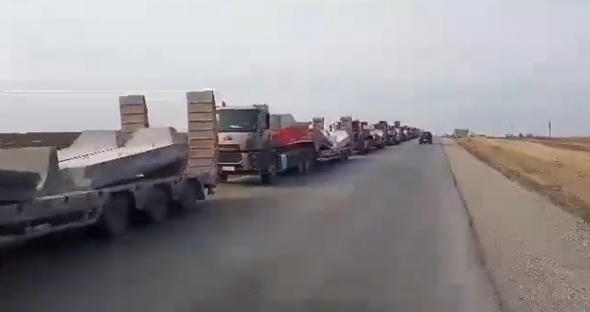位於阿勒頗省的美軍，將一隻由 50 輛卡車組成的車隊運往敘利亞東北部 SDF 控制區，車上裝載著水泥塊。 圖：翻攝自 rainbow7852 X 帳號
