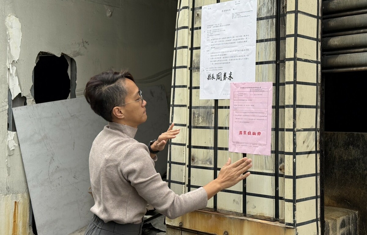 屏縣府派員前往安泰醫院電力中心張貼拆除公告。 圖：屏東縣政府提供