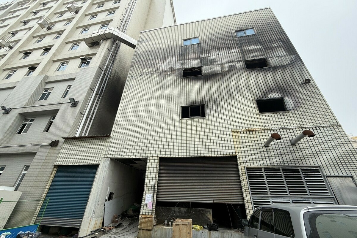 起火點安泰醫院D棟西南側電力中心，違建率超過3300%，。 圖：屏東縣政府提供