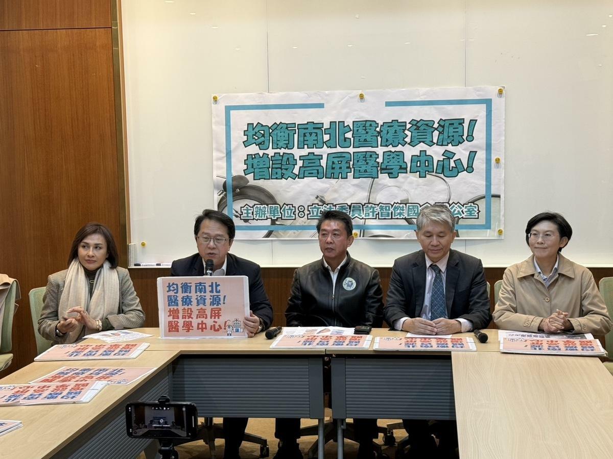 民進黨立委許智傑、邱議瑩、林岱樺、邱志偉、徐富癸呼籲高屏地區增設第四座醫學中心。 圖：許智傑辦公室提供