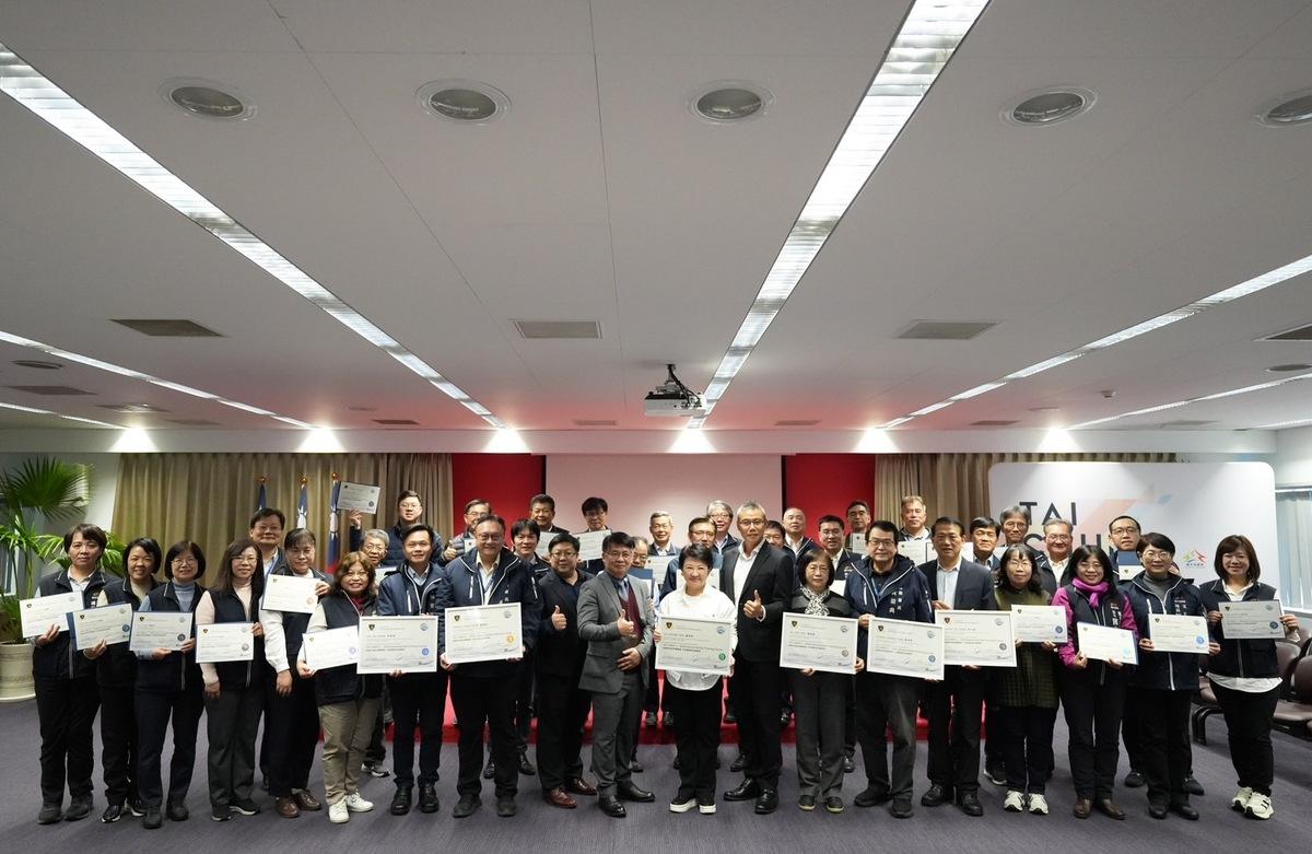 盧秀燕親自帶領市府首長參與培訓並全數通過認證，展現市府團隊致力於提升淨零碳排專業能力的決心，共同為台中市打造永續城市奠定堅實基礎。 圖：台中市政府/提供
