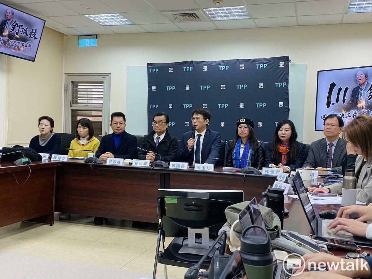 民眾黨團上午召開「民主的數位發展麵線清潔部，真香！」記者會，黨團8位立委黃國昌（右4）、黃珊珊（左1）、陳昭姿（左2）、吳春城（左3）、麥玉珍（右3）、林國成（左4）、林憶君（右2）、張啓楷（右1）等人出席。 圖：周煊惠 / 攝（資料照）