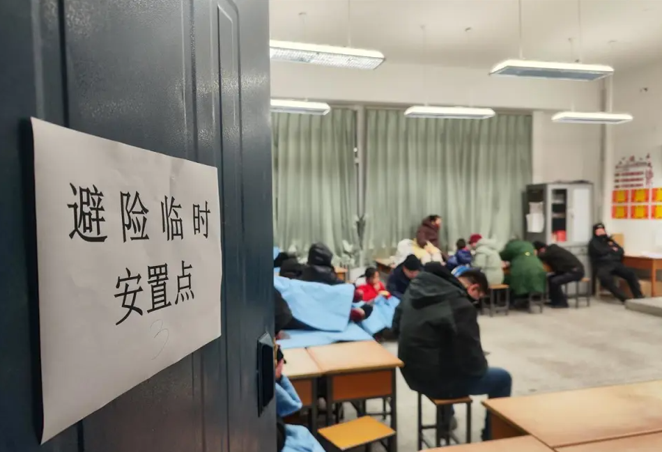 學校裡的臨時安置點。 圖:翻攝自騰訊網