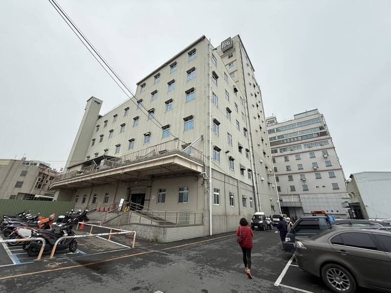 屏東安泰醫院去年火災後，縣府公布D棟違建率超3300%，並將於1月14日強制拆除。 圖：屏東縣政府／提供