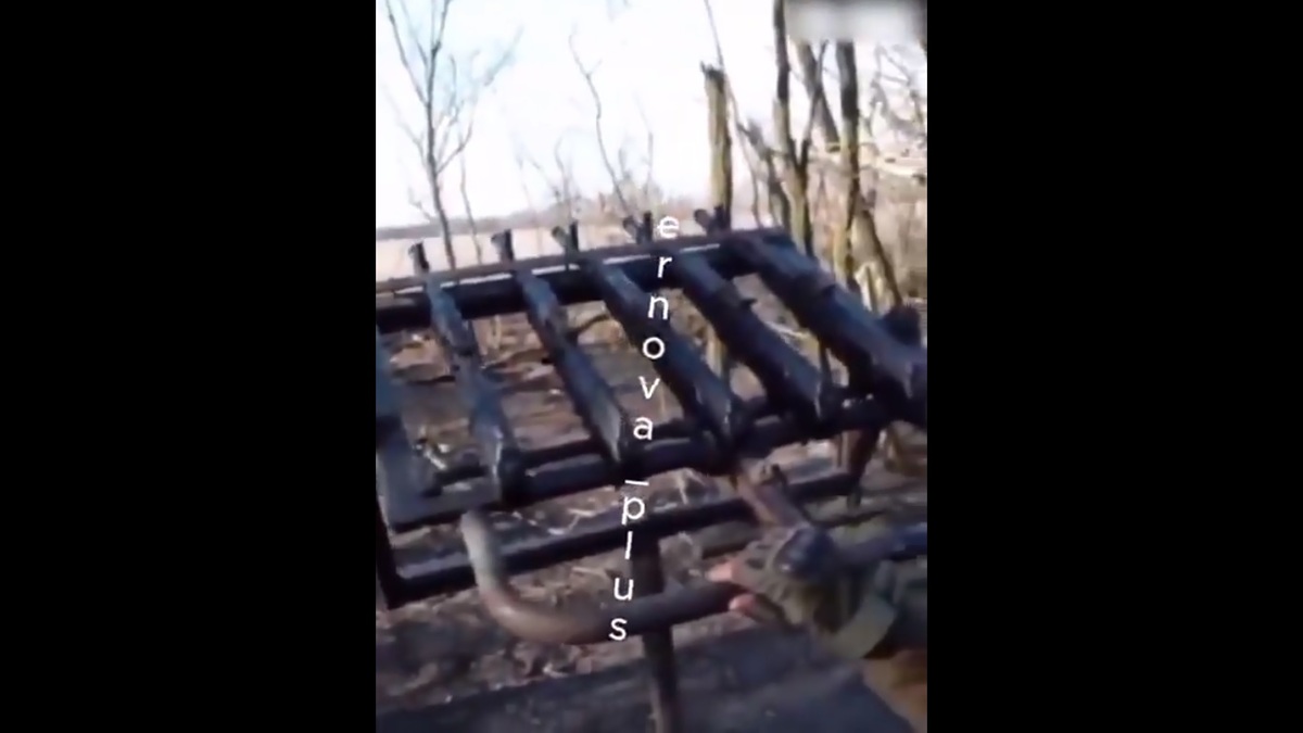 有庫爾斯克的北韓士兵看見俄軍將步槍並聯後，用以打擊無人機，認為北韓只要能獲得這種武器，就能夠「佔領美國」了。 圖：擷取自 @whyyoutouzhele X 帳號