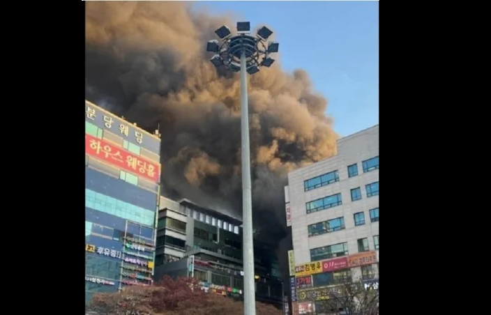 南韓京畿道城南市南部盆唐區的一棟 8 層樓住商混合大樓今日( 3 日)下午突然發生嚴重的火警事故，大量民眾受困在樓內等待消防人員救援。 圖：翻攝自 @alexzhung X 帳號