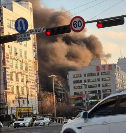 當地的消防隊在接獲通知後立即出動前往滅火與救援，目前救援行動仍尚未完結，具體火災發生原因以及損失仍需等待相關單位後續進行統計與評估。 圖：翻攝自 @alexzhung X 帳號