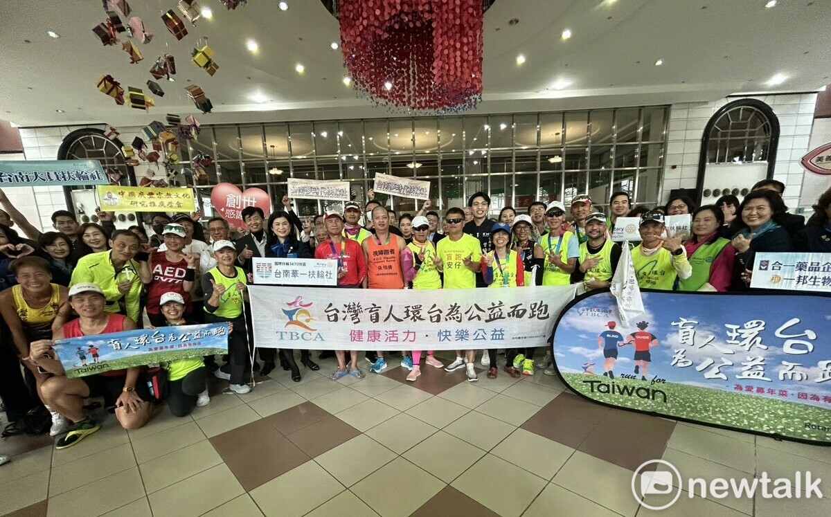 第八屆「盲人環台為公益而跑」今日下午抵達台南，在台南市議會一樓簡報室舉辦聯合捐贈記者會，主題為「為愛募年菜，因為有你在」，場面熱烈。 圖：黃博郎／攝