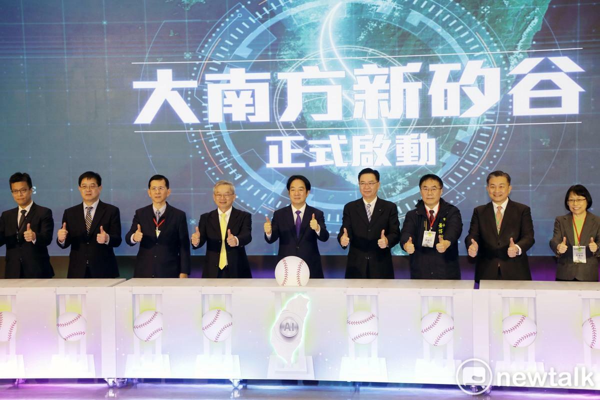 臺南市長黃偉哲今日陪同總統賴清德前往位於沙崙的資安暨智慧科技研發大樓，為「大南方新矽谷推動方案暨AI創新應用大樓招商」啟動典禮揭幕。 圖：台南市政府提供