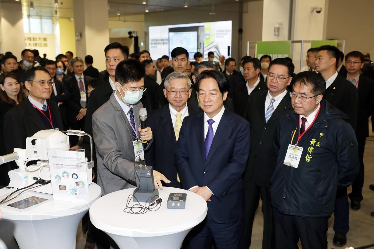 臺南市長黃偉哲今日陪同總統賴清德前往位於沙崙的資安暨智慧科技研發大樓，為「大南方新矽谷推動方案暨AI創新應用大樓招商」啟動典禮揭幕。 圖：台南市政府提供