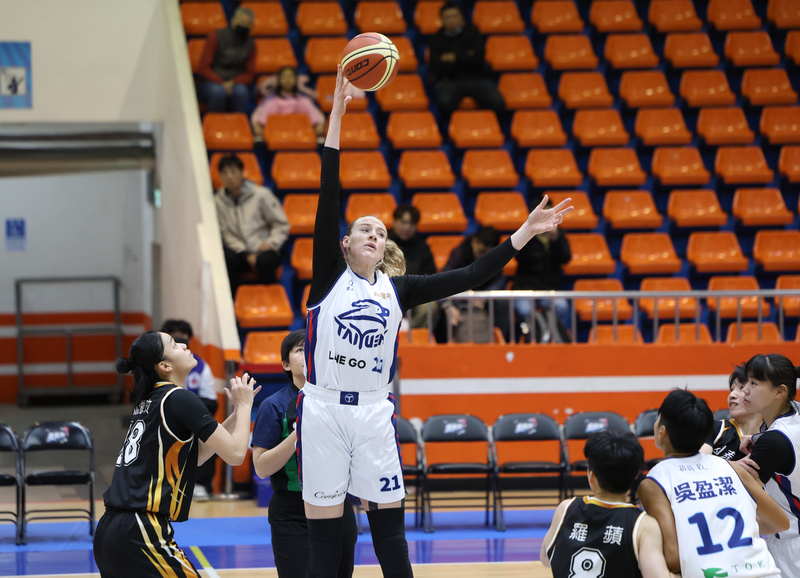 第20屆女子超級籃球聯賽（WSBL）3日正式拉開序幕，台元女籃洋將瑪麗（Marie Isabelle Gulich）（持球者）攻下全場最高25分，外帶12籃板，率隊以73比69擊敗國泰女籃。 圖：中央社/中華籃協提供