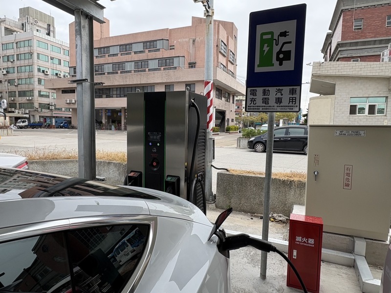 為因應2050年淨零碳排政策，金門縣政府爭取經費新增建置電動車充電樁85座，加上原有充電樁，總量達95座。圖為新增設置在山外車站旁停車場的充電樁。 圖：中央社/金門縣觀光處提供