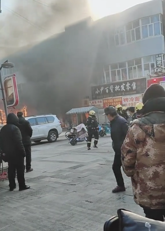 中國河北省張家口市橋西區今（4）早發生火警，官方通報傷亡人數8死15傷。 圖：翻攝自 騰訊新聞 新京報