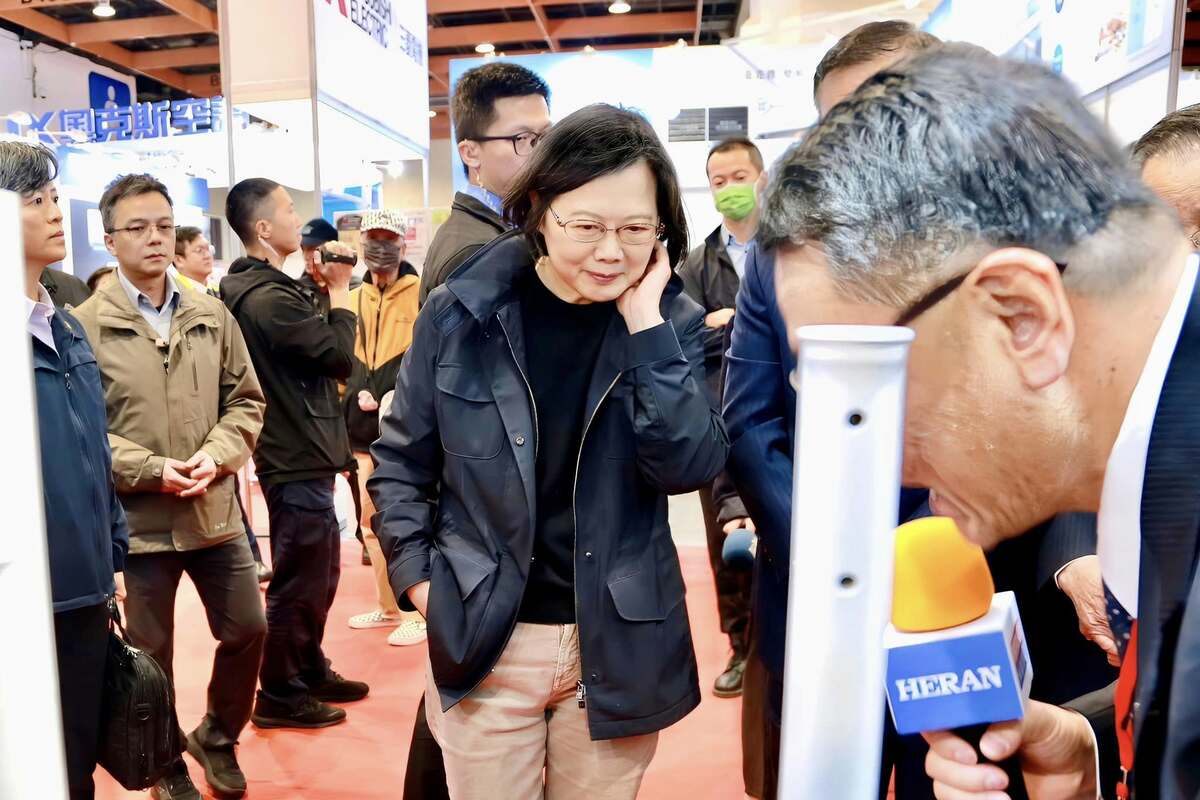 前總統蔡英文赴世貿參觀電器空調影音大展。 圖：翻攝自蔡英文臉書