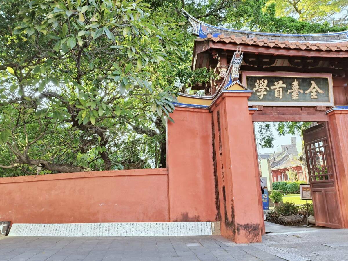 今年適逢台南四百年，為行銷台南古蹟名勝與書法藝術，書法家陳明德特於新春之際以「草書册頁快閃」，展開與台南古蹟的對話，備受關注。 圖：黃博郎／攝