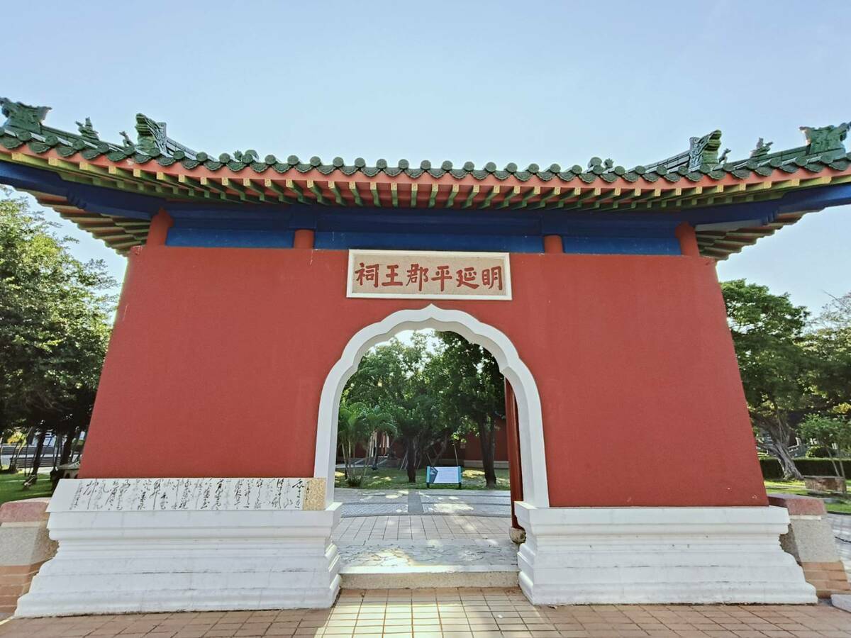 今年適逢台南四百年，為行銷台南古蹟名勝與書法藝術，書法家陳明德特於新春之際以「草書册頁快閃」，展開與台南古蹟的對話，備受關注。 圖：黃博郎／攝