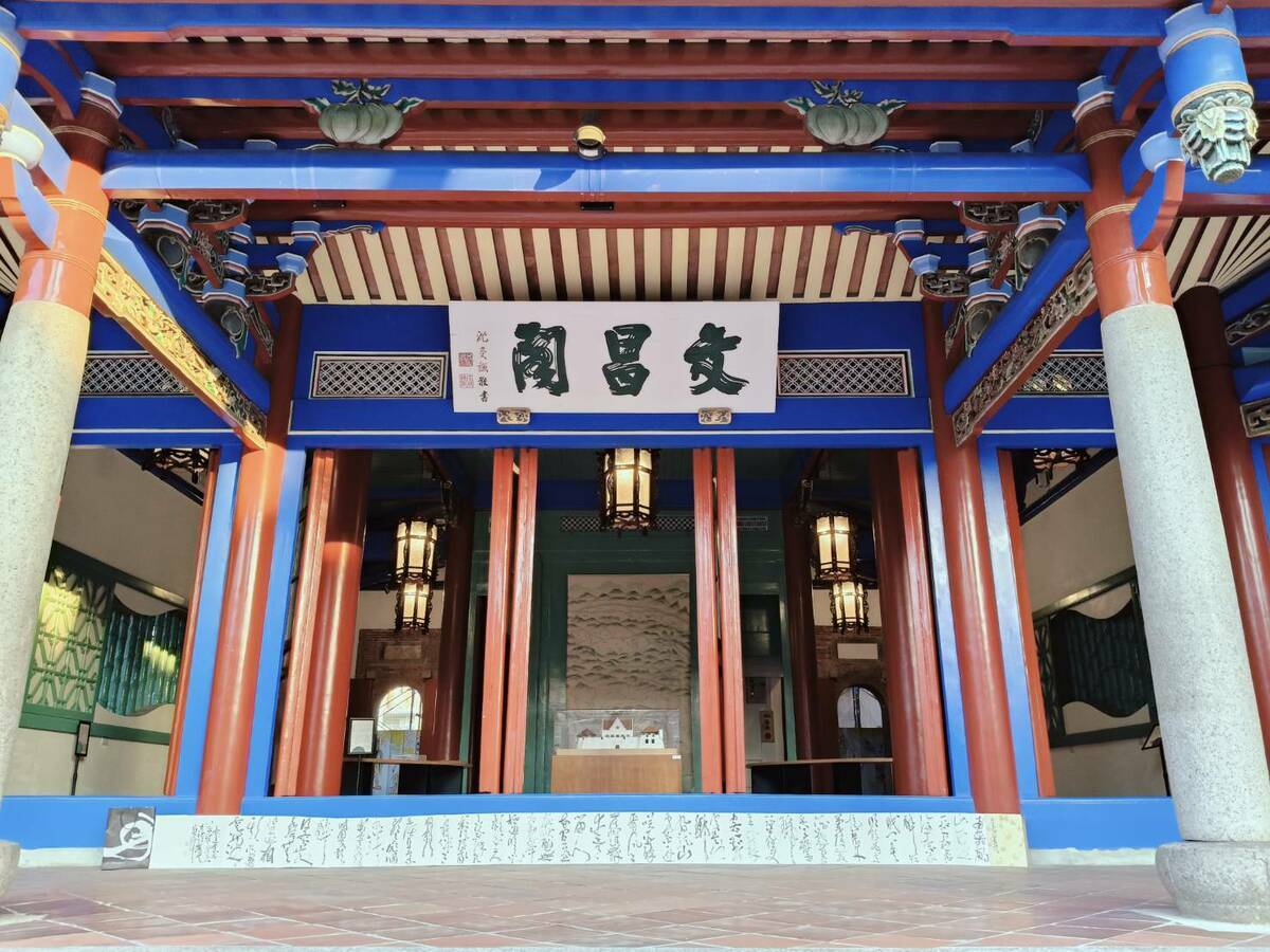 今年適逢台南四百年，為行銷台南古蹟名勝與書法藝術，書法家陳明德特於新春之際以「草書册頁快閃」，展開與台南古蹟的對話，備受關注。 圖：黃博郎／攝
