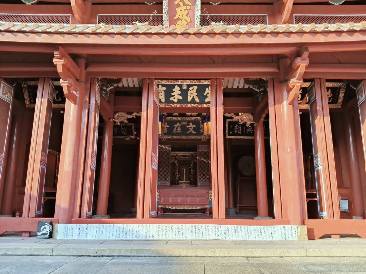 今年適逢台南四百年，為行銷台南古蹟名勝與書法藝術，書法家陳明德特於新春之際以「草書册頁快閃」，展開與台南古蹟的對話，備受關注。 圖：黃博郎／攝