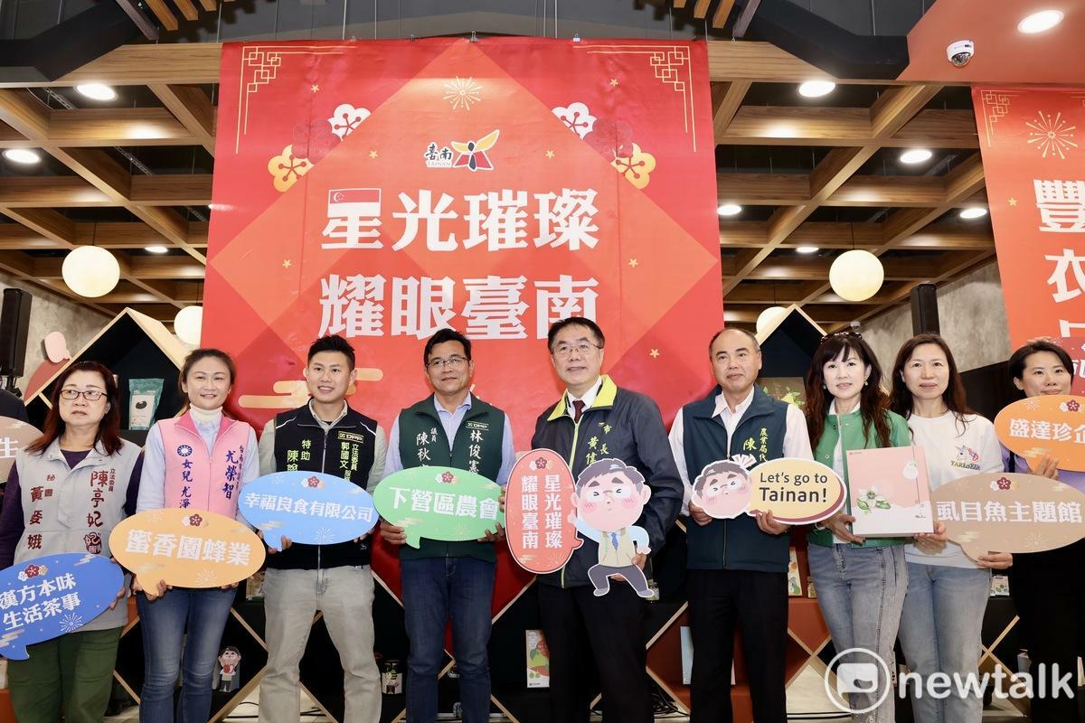 臺南市政府農業局邀請新加坡知名網紅來臺南進行為期三天的農漁產品直播行銷活動，首日首站於麻豆柚兒園揭開序幕，臺南市長黃偉哲化身最佳推銷員與網紅共同介紹，直播開播10分鐘內，所有的產品均被新加坡消費者搶購一空。 圖：台南市政府提供