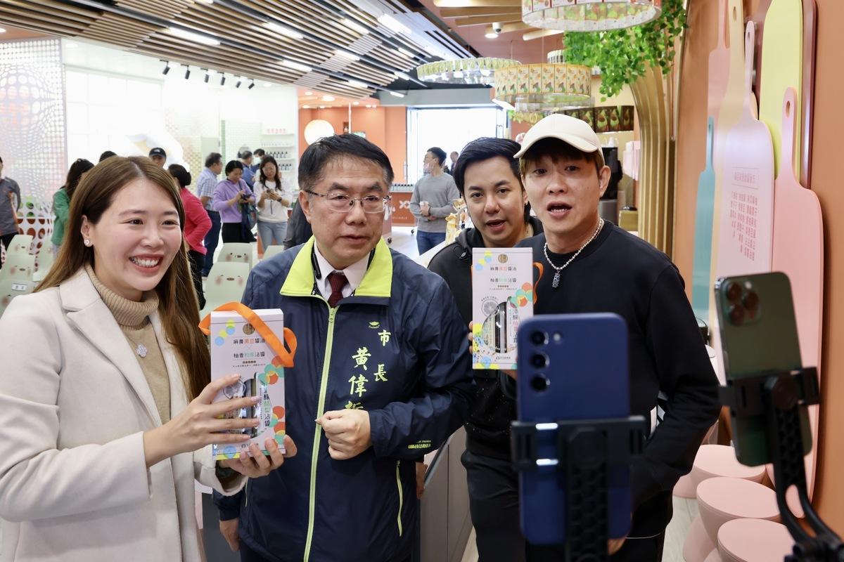 臺南市政府農業局邀請新加坡知名網紅來臺南進行為期三天的農漁產品直播行銷活動，首日首站於麻豆柚兒園揭開序幕，臺南市長黃偉哲化身最佳推銷員與網紅共同介紹，直播開播10分鐘內，所有的產品均被新加坡消費者搶購一空。 圖：台南市政府提供