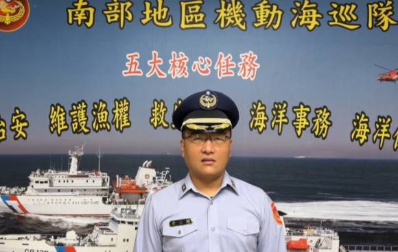 南部地區機動海巡隊副隊長黃亮圍說明「PANORIA」貨輪救援情形。 圖：海洋委員會海巡署提供