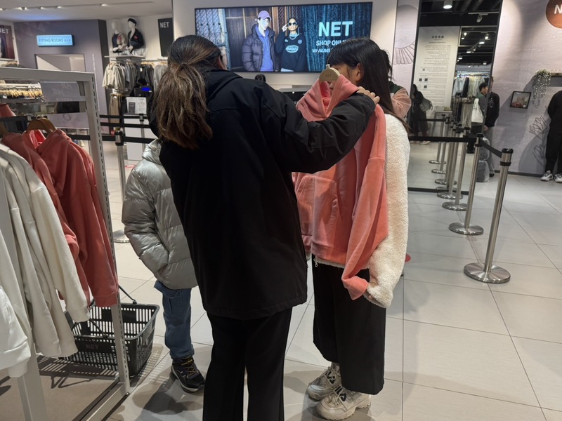 服飾品牌NET第15年舉辦NET雲林家扶家庭日，5日捐贈提貨券80萬元，虎尾店封館並提早於上午9時營業，讓雲林家扶中心親子到店添購新衣，迎接新的一年。 圖：中央社提供