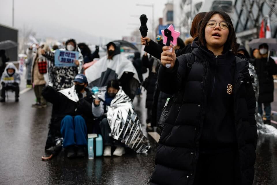 韓國民眾5日舉著手燈在雪中抗議，要求尹錫悅下台。 圖：達志影像/路透社