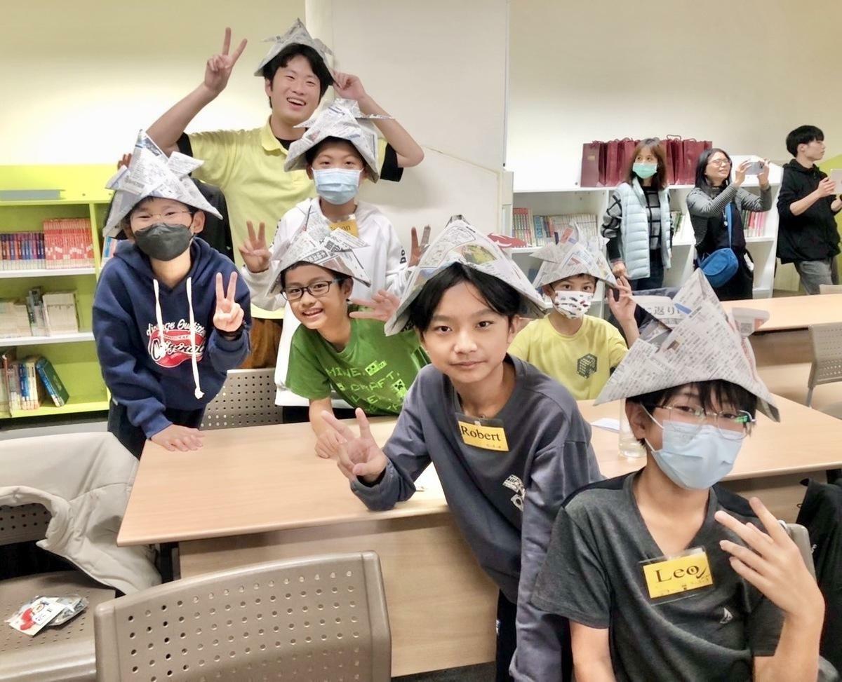 新甲國小學生透過摺紙教學製作日本武士帽。 圖：高雄市教育局提供