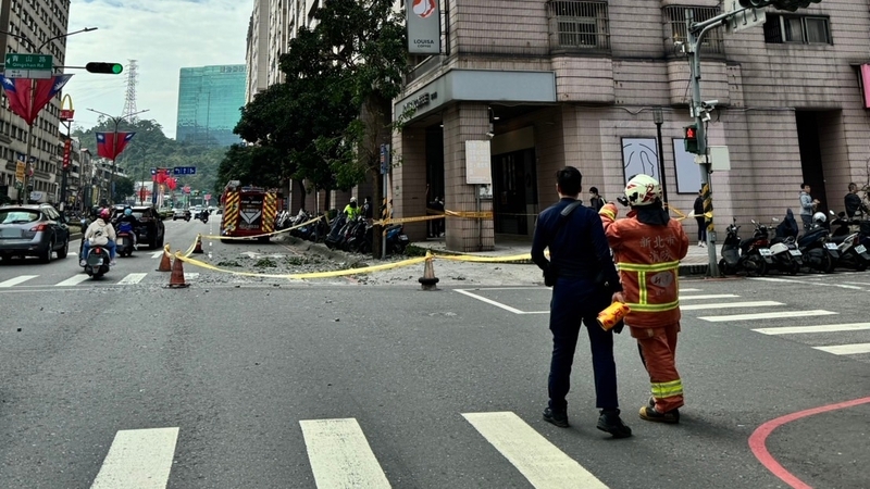 新北市汐止區某大樓外牆5日發生磁磚掉落事故，造成1名女子路過時遭砸傷，幸經送醫治療後，傷勢已無大礙。圖為警消獲報到場拉起封鎖線。 圖：翻攝照片