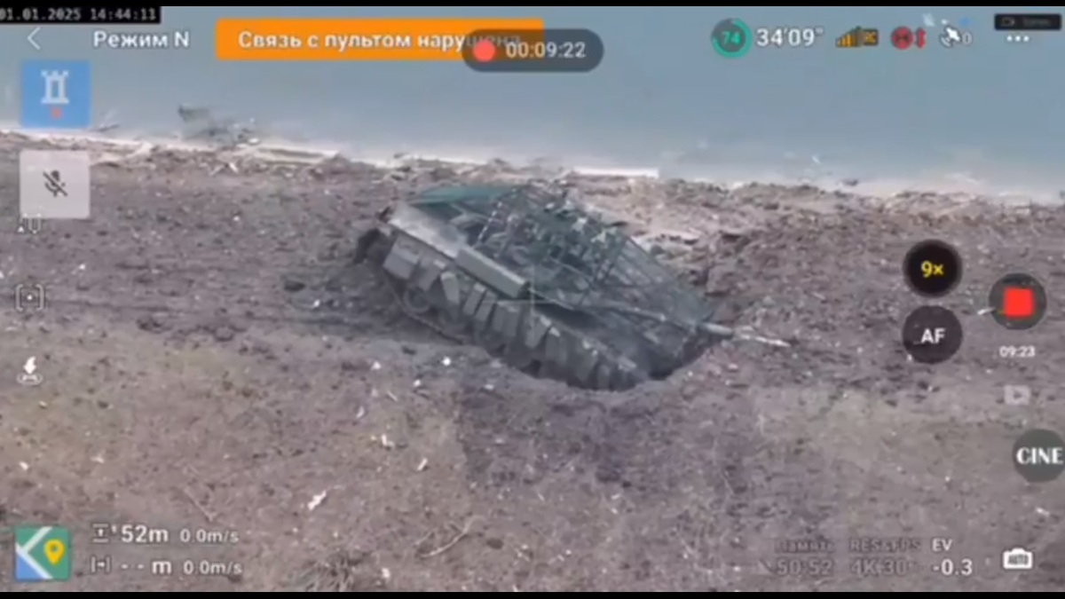 俄軍的 T-80 坦克直直開進被烏克蘭航空炸彈炸出的深坑之中無法動彈。 圖：擷取自 @NOELreports X 分享影片