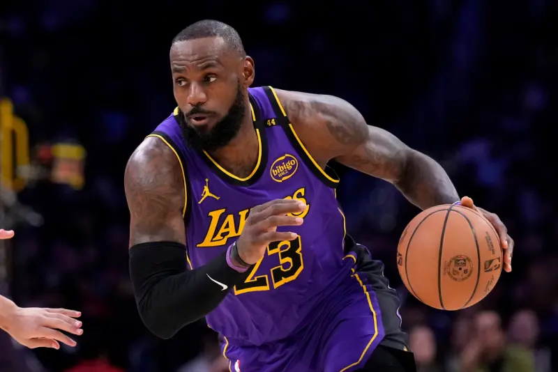 ▲湖人今天作客出戰火箭，從落後最多22分，追到最後8秒「詹皇」LeBron James上籃後只差2分，但James狂喊暫停裁判不理。（圖／美聯社／達志影像）