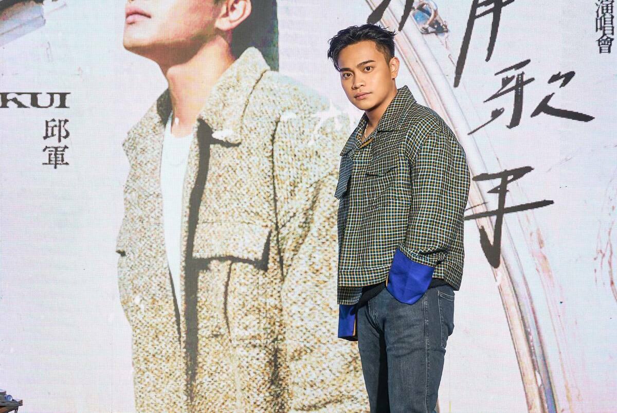 去年因唱紅運轉人生一曲爆紅的歌手邱軍，今被爆衝撞運將後肇事逃逸，且計程車司機被撞後經搶救仍宣告不治。 圖：邱軍臉書