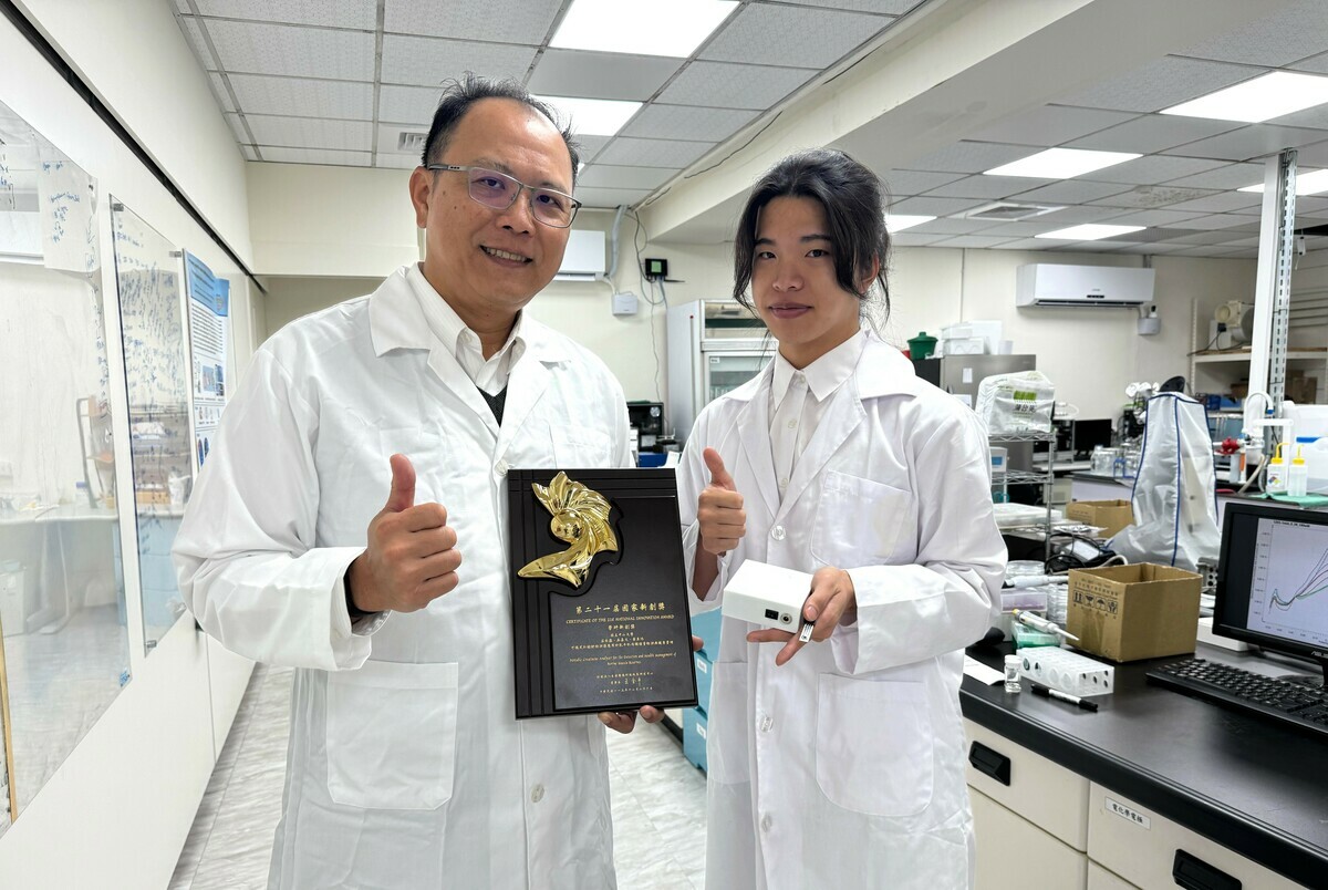 莊承鑫(左)率團隊研發「可攜式肌酸酐檢測儀」。 圖：中山大學提供