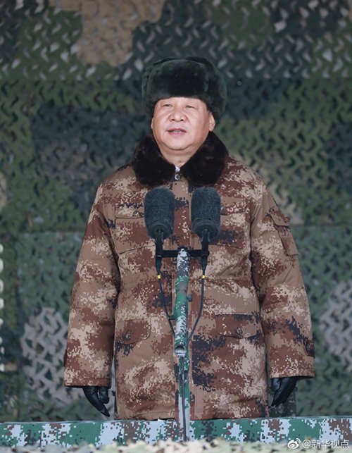 回顧往年，習近平曾親自下達開訓令並接受全軍表忠。然而，自 2023 年以來，這一傳統已悄然停止，取而代之的是強調「集體領導」的論調。 圖:擷自X帳號@TongMediaHK