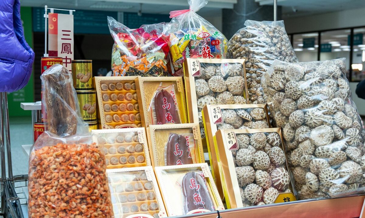 三鳳中街物美價廉，提供豐富多樣的年貨選擇。 圖：高雄市經發局提供