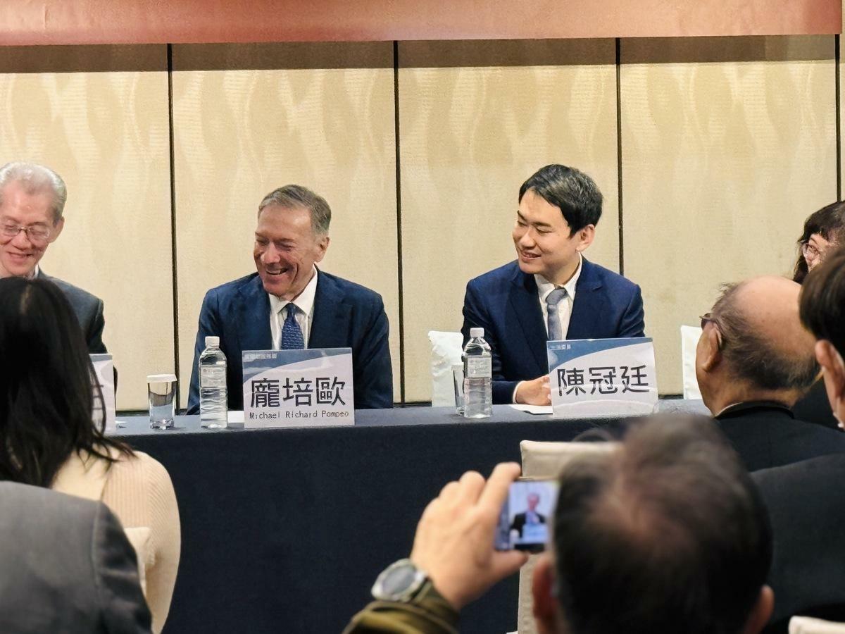 民進黨立委陳冠廷今早受福和會林逸民理事長邀請，出席「美台關係展望國際論壇」，與美國前國務卿龐培歐（Mike Pompeo）同台對談。 圖：陳冠廷辦公室提供